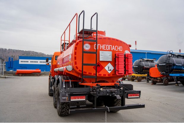 Лестница для подъема на площадку обслуживания цистерны