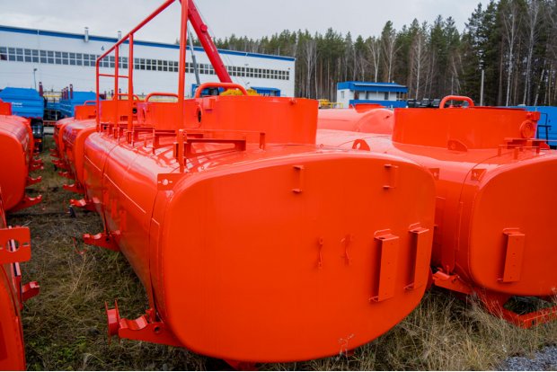 Цистерна с надрамником АТЗ 12-2Б