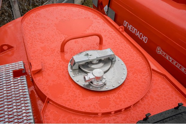 Заливная горловина цистерны