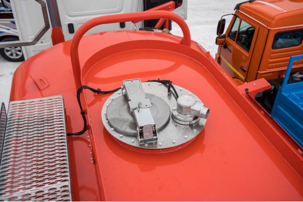 Заливная горловина цистерны