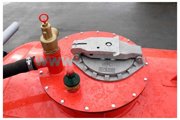 Заливная горловина цистерны