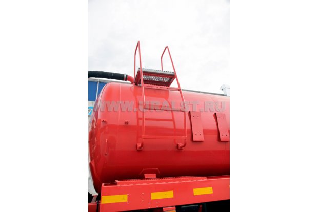 Лестница для обслуживания заливной горловины цистерны