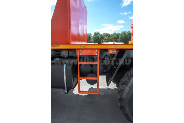 Лестница для подъема на лесовозную платформу