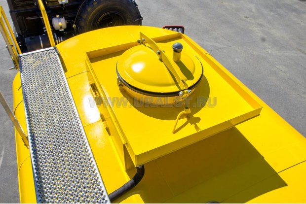 Заливная горловина цистерны. Экологический короб