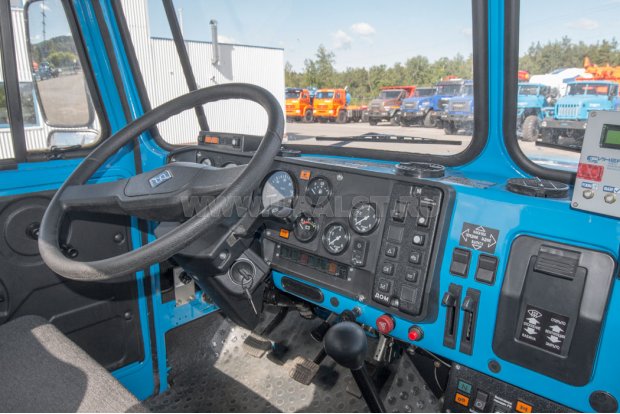 Приборная панель в кабине водителя