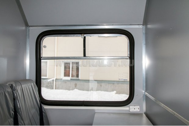 Окно с форточкой пассажирского отсека АРОК