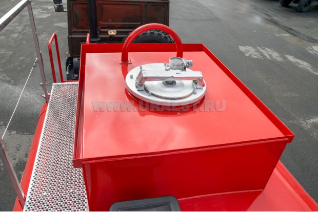 Заливная горловина цистерны. Экологический короб