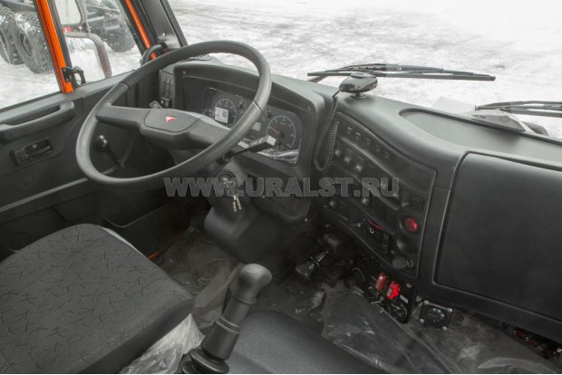 Приборная панель в кабине водителя