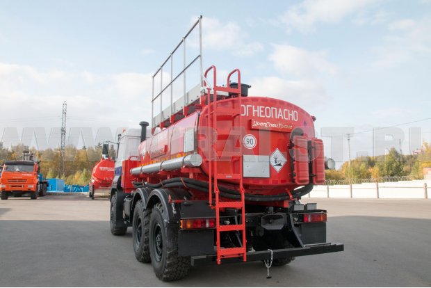 Лестница на площадку обслуживания