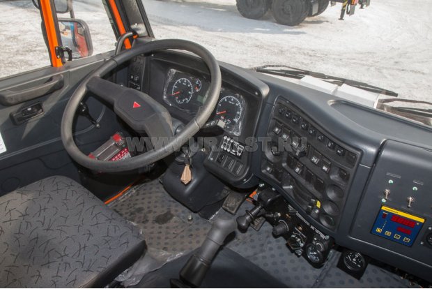 Приборная панель в кабине водителя