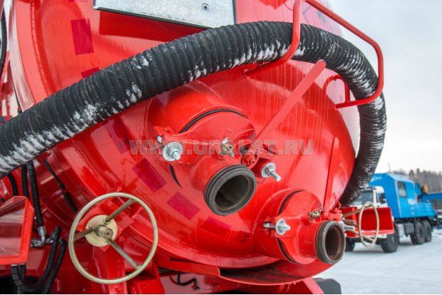 Заборный/сливной узел емкости