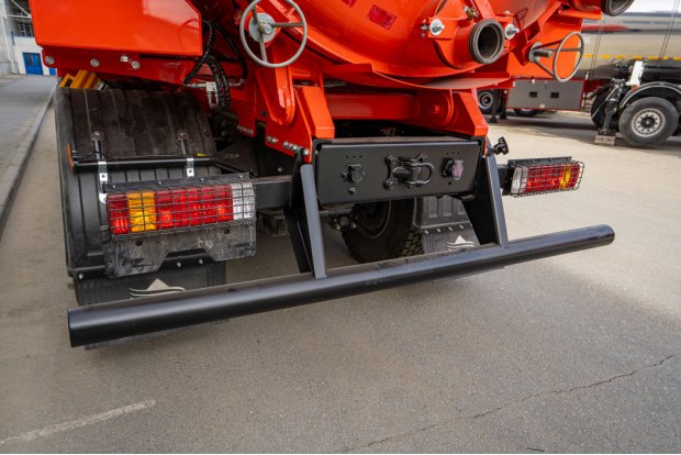 Заднее защитное устройство