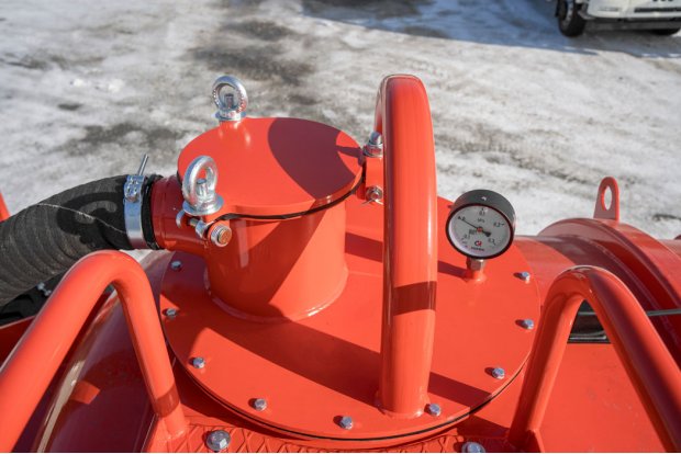 Люк-лаз с дополнительным люком для верхнего налива