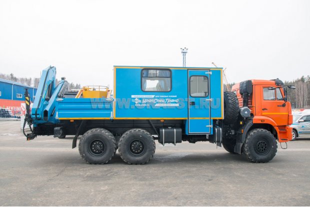 Автобус грузопассажирский на шасси Камаз 43118-50 с бортовой платформой и КМУ ИМ-150