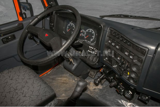 Приборная панель в кабине водителя