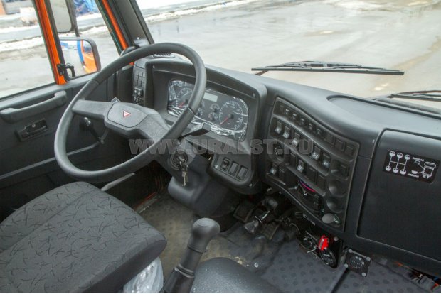 Приборная панель в кабине водителя