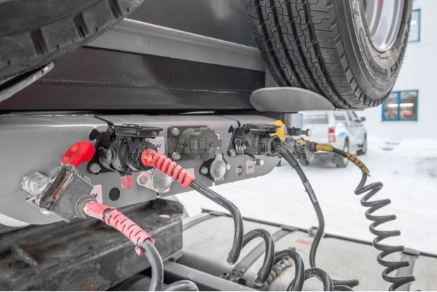 Разъемы для соединения электросистемы и пневмосистемы полуприцепа и тягача