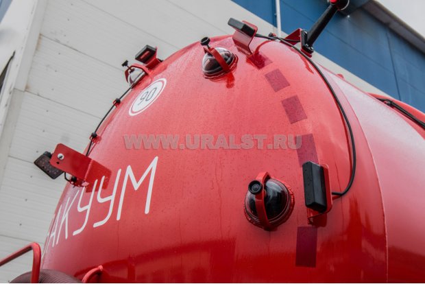 Смотровое окно емкости на заднем днище с подсветкой