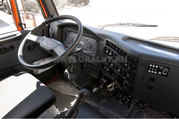 Приборная панель в кабине водителя