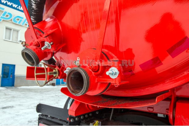 Заборный/сливной узел емкости