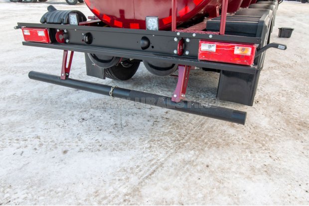 Заднее защитное устройство