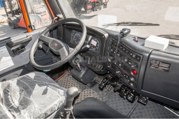 Приборная панель кабине водителя