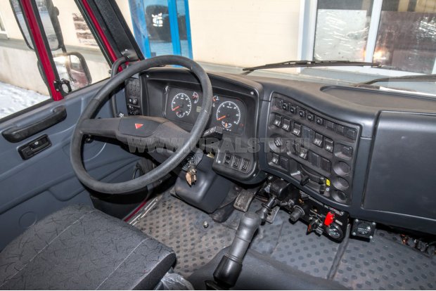 Приборная панель в кабине водителя
