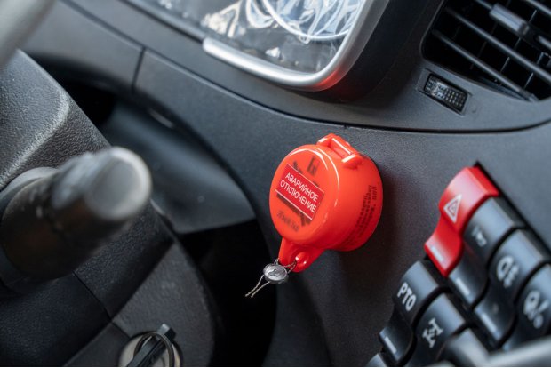 Кнопка отключения массы в кабине по ДОПОГ