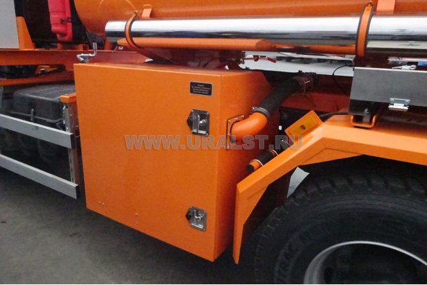 В общем ящике в базе шасси установлены УВТ, СРТ и насос с гидроприводом