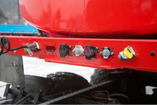 Разъемы для соединения электросистемы и пневмосистемы полуприцепа и тягача