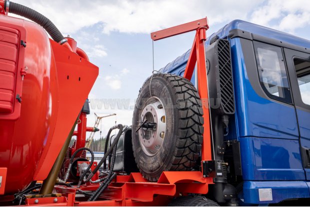 Держатель запасного колеса с укосиной