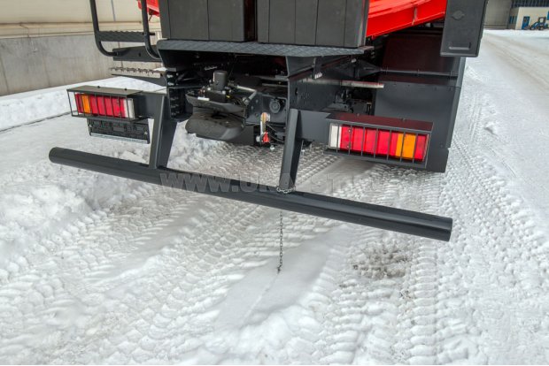 Заднее защитное устройство 