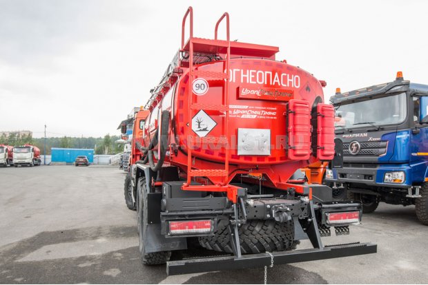 Лестница для подъема на площадку обслуживания цистерны