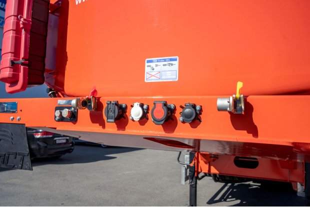 Разъемы для соединения электросистемы и пневмосистемы полуприцепа и тягача