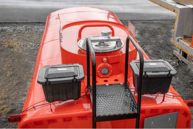 Лестница на площадку обслуживания цистерны и ящики для песка и кошмы