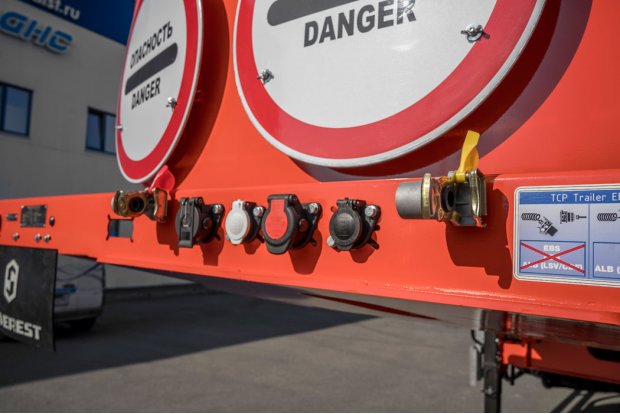 Разъемы для соединения электросистемы и пневмосистемы полуприцепа и тягача