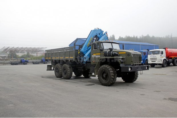 Грузовой бортовой автомобиль Урал 4320-60 с краном-манипулятором ИМ-240