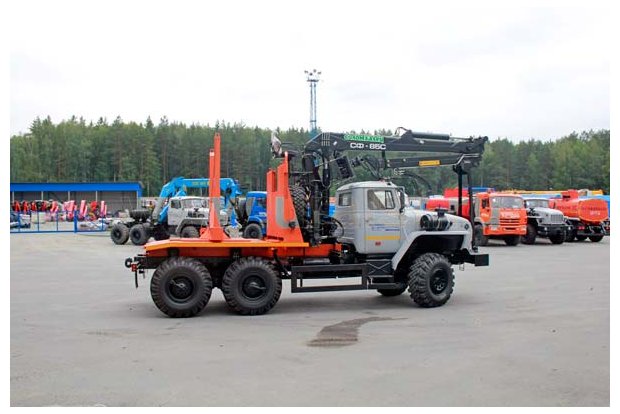 Лесовозный тягач с гидроманипулятором