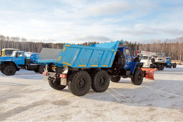 Машина для содержания дорог МКД на шасси Урал 55571-60М c передним скоростным отвалом
