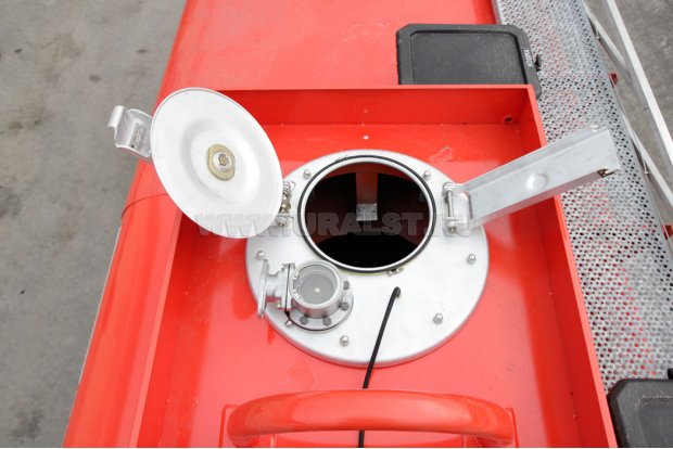 Крышка люка цистерны