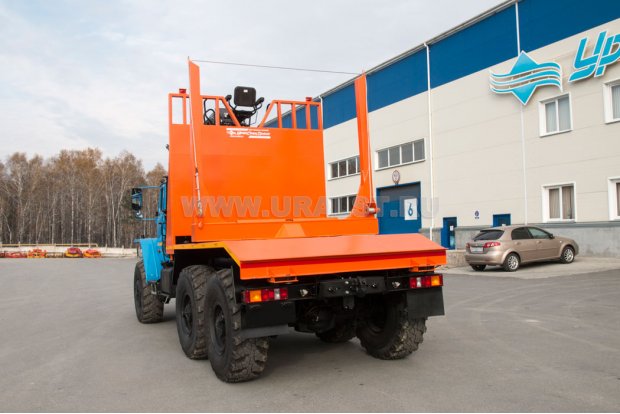 Вариант исполнения. Лесовозная платформа с высоким неоткидным коником