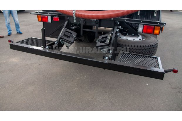 Заднее защитное устройство с площадкой обслуживания