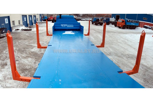 Грузовая платформа полуприцепа со снятыми бортами