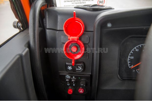 Кнопка отключения массы в кабине водителя