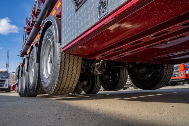 Две подъемные оси полуприцепа