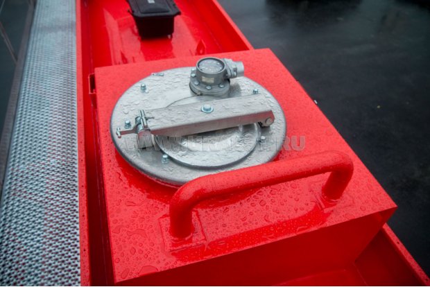 Горловина цистерны. Алюминиевая крышка горловины