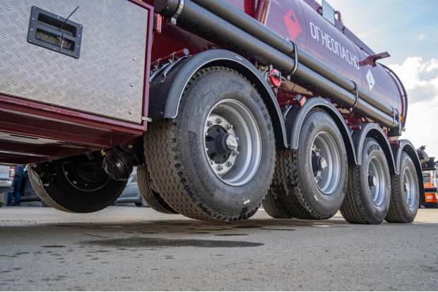 Две подъемные оси полуприцепа