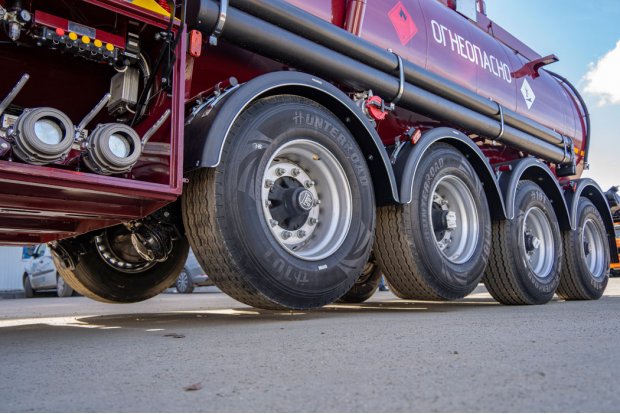 Две подъемные оси полуприцепа