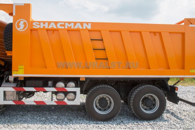 Лестница для подъема на борту платформы