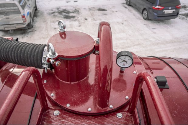 Люк-лаз с дополнительным люком для верхнего налива